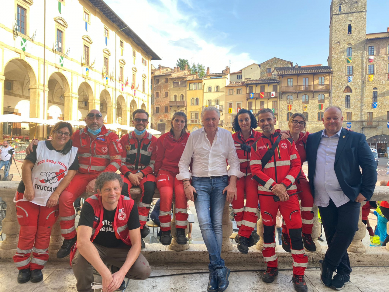 Dott. Massimo Mandò con il Presidente Luca Gradassi e alcuni volontari della C.R.I. Comitato di Arezzo, alla giornata Piazza della Salute