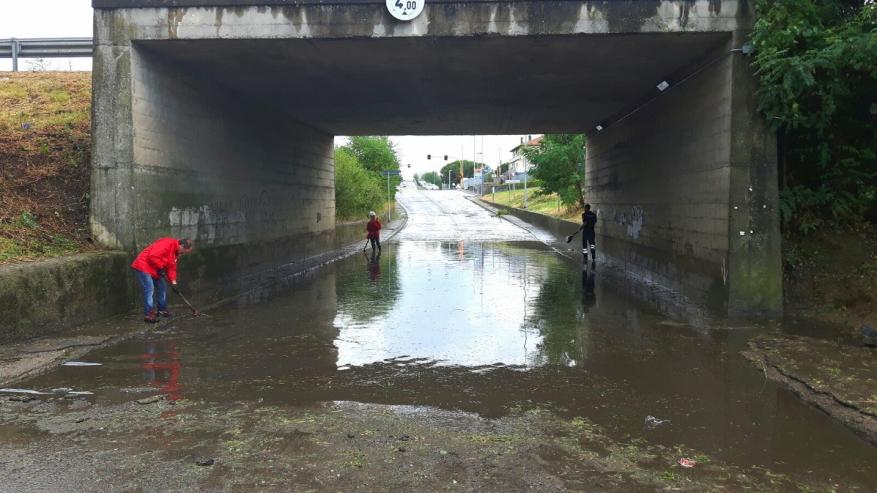 13 luglio 2016 - Fortissimo downburst su Arezzo, i volontari CRI subito in azione.