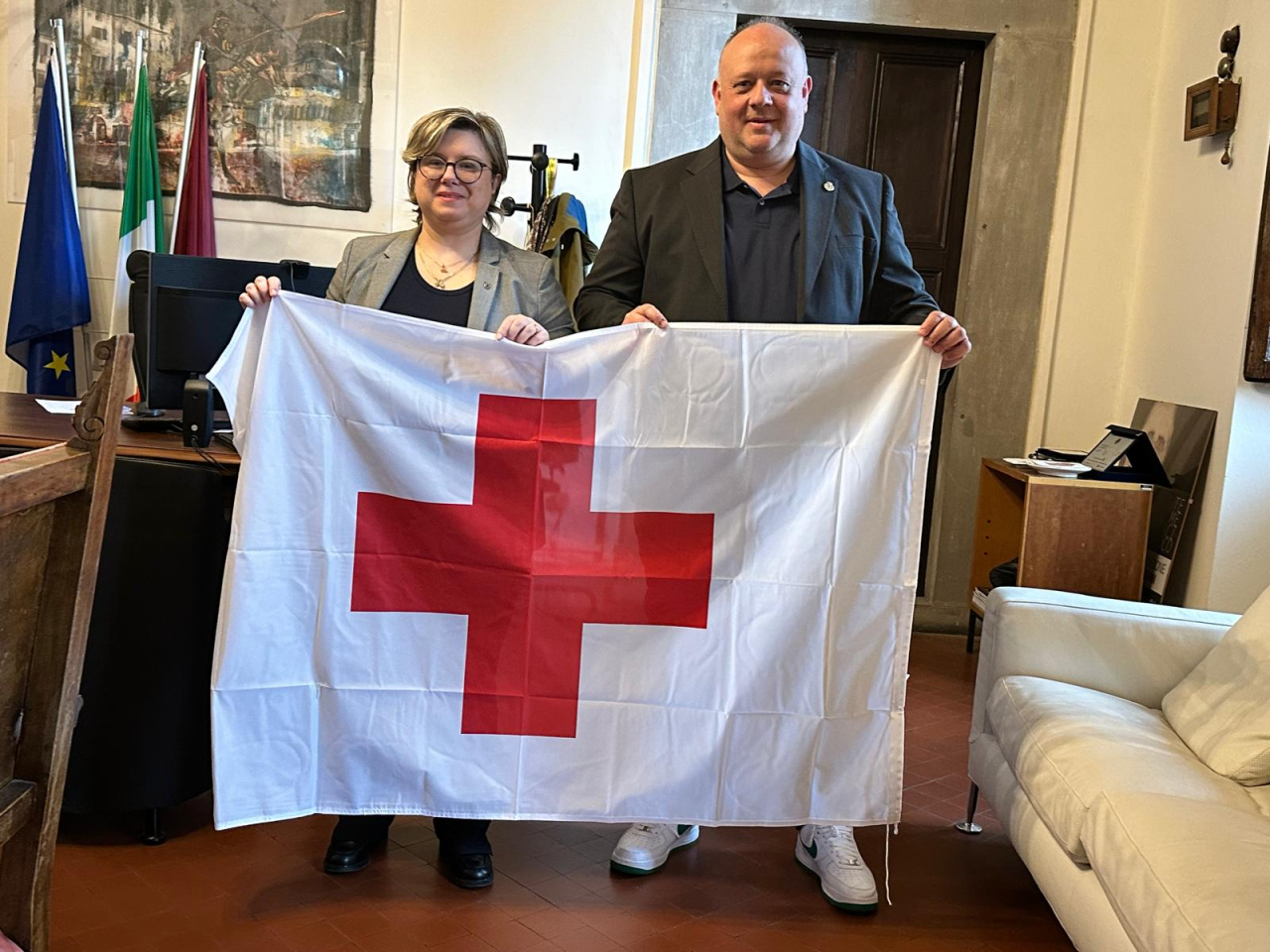Arezzo illumina il Petrarca e alza la bandiera CRI per la Giornata Mondiale della Croce Rossa